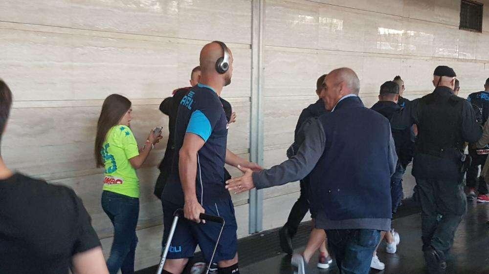 FOTO&VIDEO TN - Che entusiasmo per il Napoli in partenza per Roma: circa 200 tifosi caricano la squadra