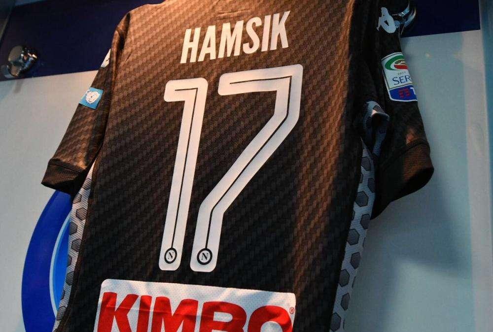 FOTO - Tutto pronto nello spogliatoio azzurro: la SSC Napoli mostra la nuova maglia di Hamsik