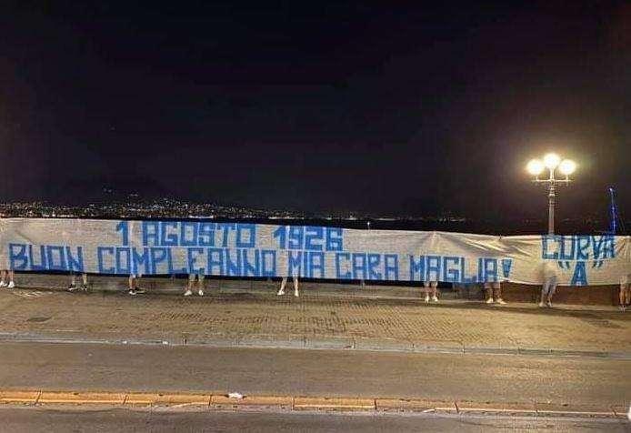 FOTO - Gli striscioni delle Curve per i 95 anni del Napoli: "Buon compleanno, mia cara maglia!"