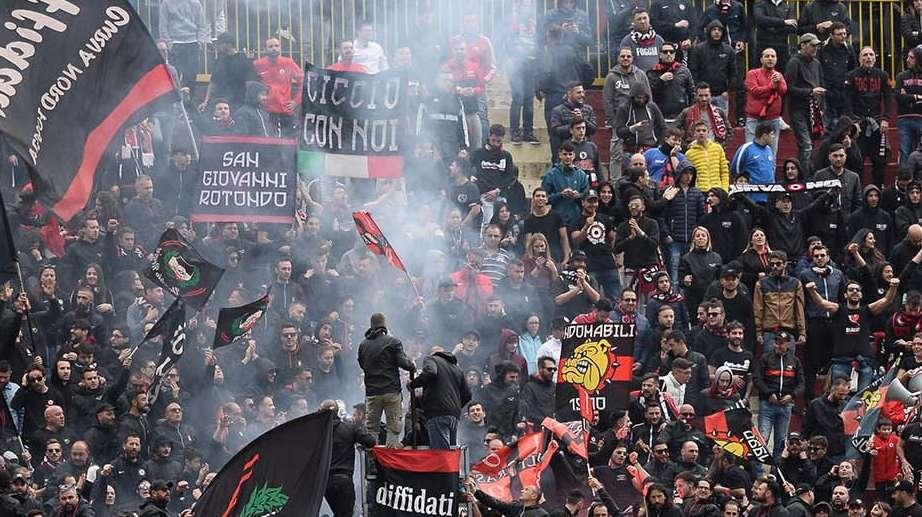 Caos a Foggia, incendiata la porta di casa del capitano Gentile. Il sindaco: "Criminali e balordi!"