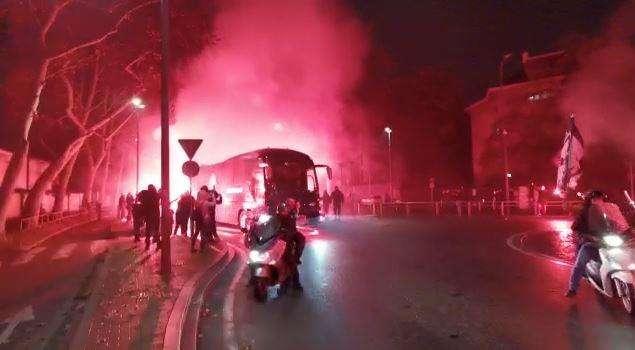 VIDEO - Assembramenti a Formello: circa 500 tifosi della Lazio incitano la squadra 