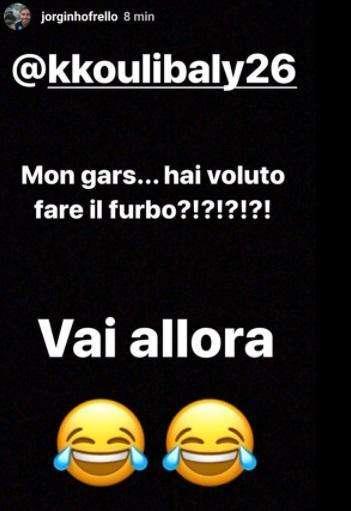 FOTO - Kou gli 'ruba' lo smartphone e si scatta delle foto, Jorginho: "Hai voluto fare il furbo..."