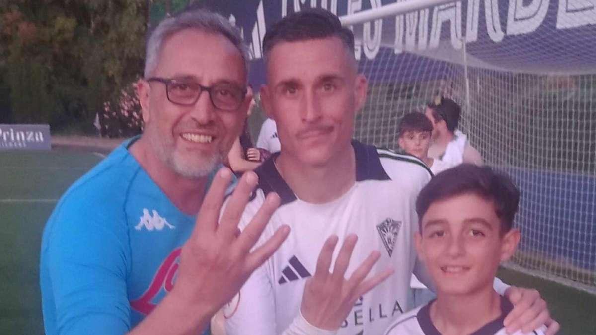 Callejon da Marbella celebra la vittoria del Napoli: mima il '4' dello Scudetto