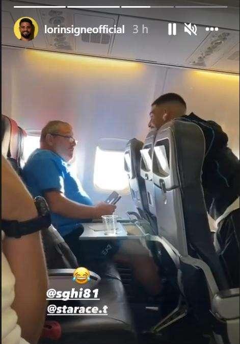 VIDEO - Insigne fa saltare in aria Starace: scherzo in aereo del capitano