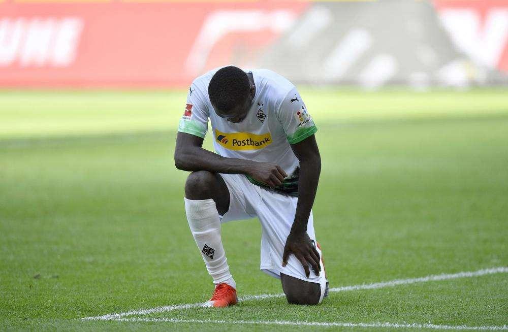 Bundesliga, Thuram jr va in gol e s'inginocchia pensando agli USA: "Giustizia per George Floyd"