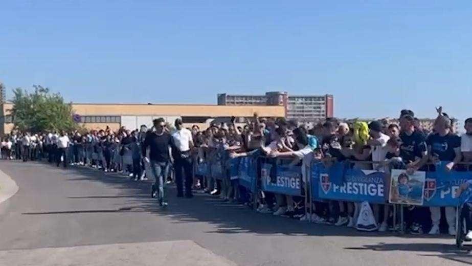 Che entusiasmo a Castel Volturno: il gesto di Conte con i tifosi 