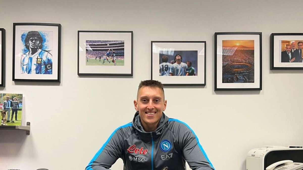 FOTO - Gollini già ama Napoli: foto col Vesuvio mentre ascolta Geolier 