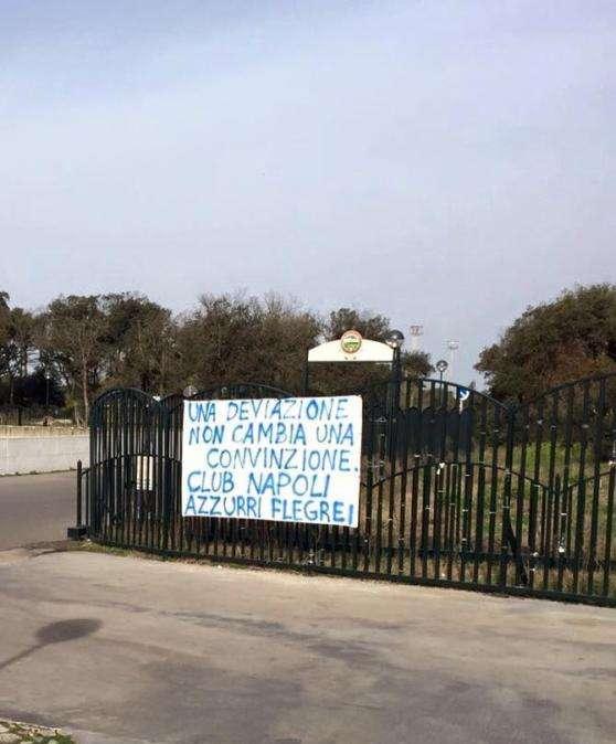 FOTO - "Una deviazione non cambia una convinzione": striscione di incoraggiamento a Castelvolturno