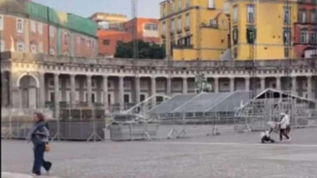 Napoli-Cagliari, si lavora a Piazza del Plebiscito: maxi-schermi installati
