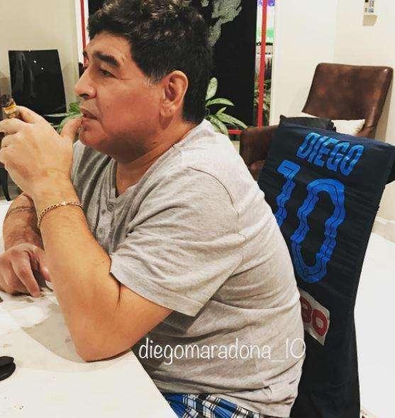 FOTO - Maradona segue il Napoli in Champions, per lui una sedia "personalizzata" a tema partenopeo