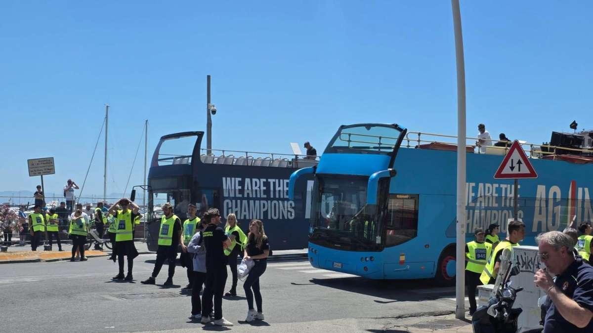 Tutto pronto per la parata: i due bus personalizzati attendono i campioni d'Italia