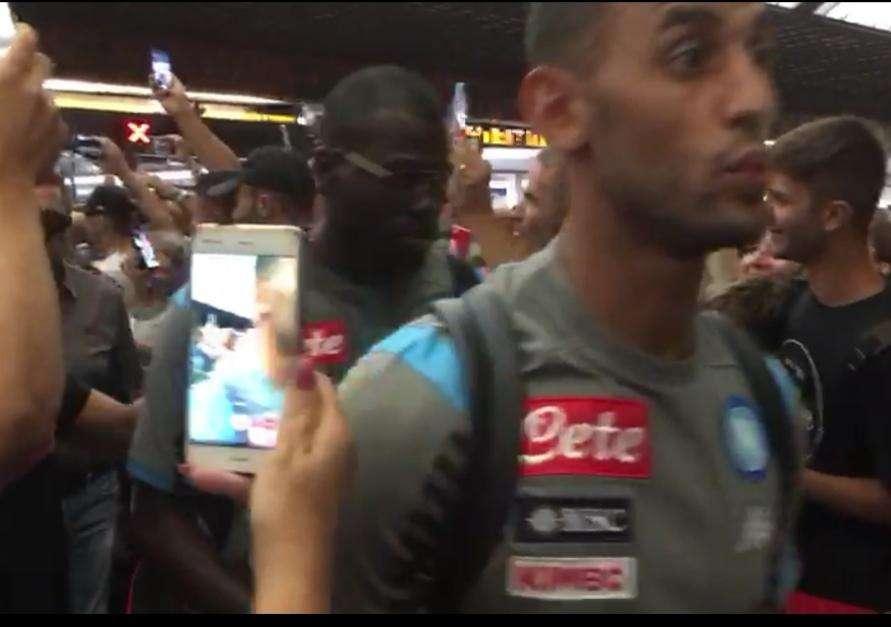 VIDEO TN - Napoli arrivato a Firenze: grande entusiasmo, cori per Dries 