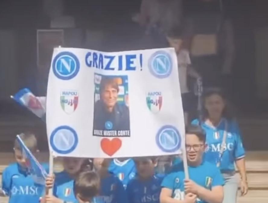 “Grazie mister”, i bambini di un istituto del Vomero salutano e ringraziano Conte: le immagini