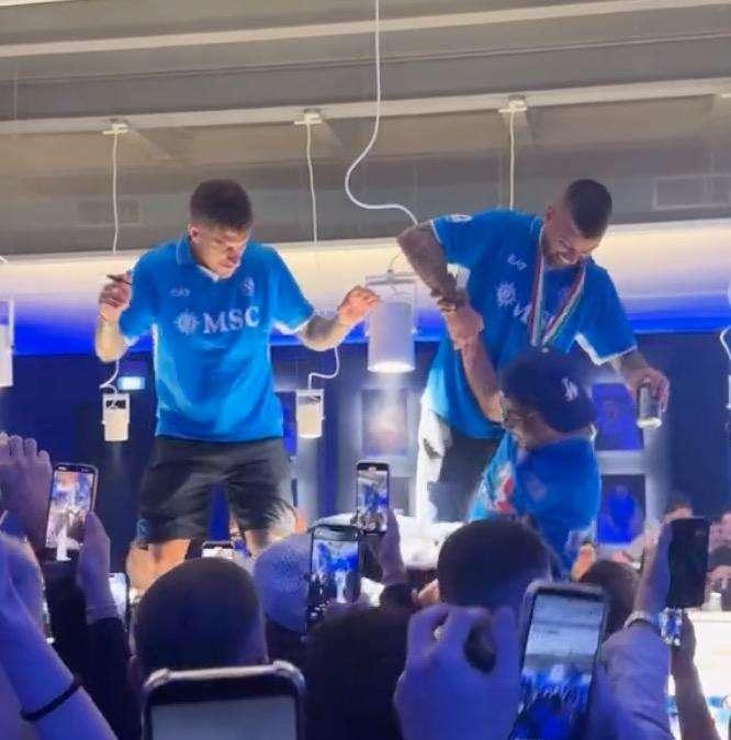 Il Maradona diventa discoteca! Spina-DiLo scatenati... e balla anche il ds Manna