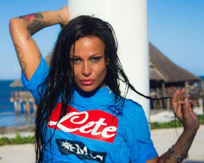 Pam, la super tifosa azzurra che si tatua sul corpo la maglia del Napoli