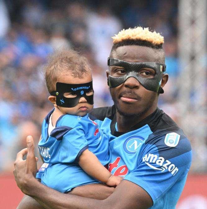 Osimhen: "I bambini di Napoli mi adorano e indossano la mia maschera"
