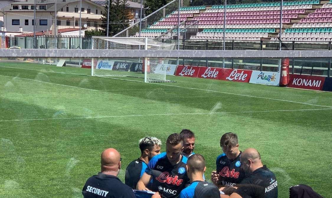 FOTO&VIDEO - Tifosi finalmente accontentati: autografi dei calciatori a fine allenamento