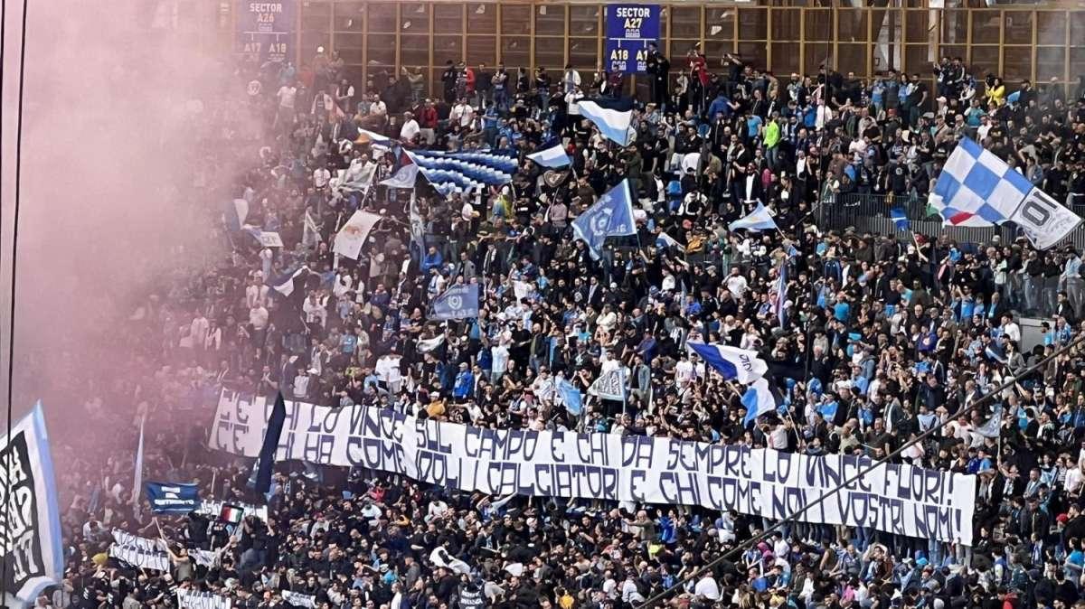 FOTO - Striscione in Curva A: "C'é chi lo vince sul campo e chi da sempre lo vince fuori!"