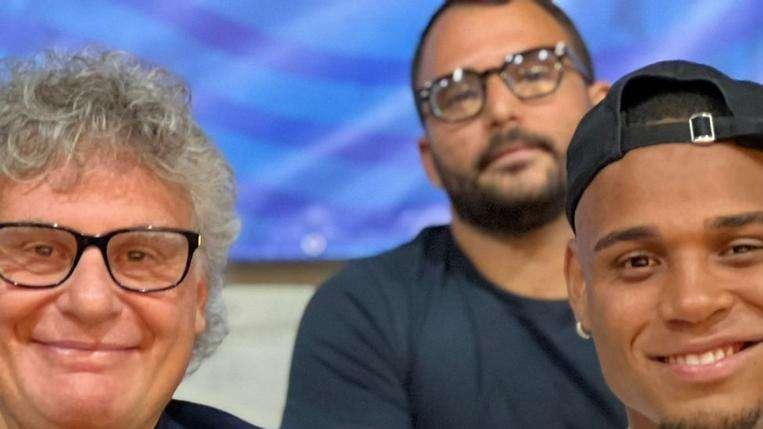 FOTO - Natan ospite del Napoli Futsal: il brasiliano accanto al presidente Perugino