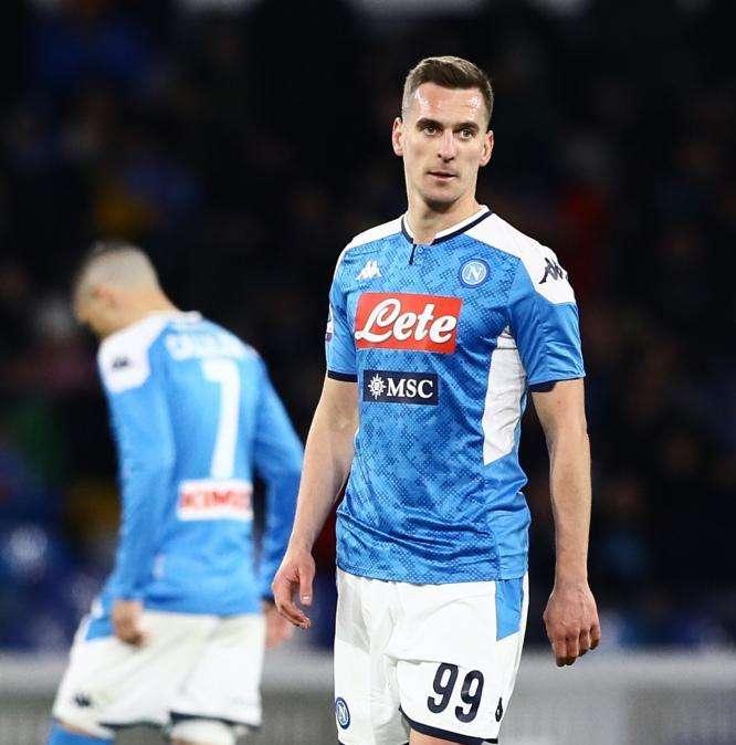 FOTO - Milik, 100 presenze col Napoli: premiato a bordo campo con una maglia celebrativa
