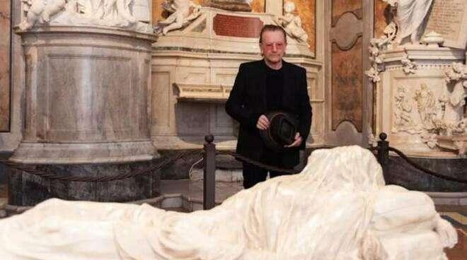 FOTO - Bono Vox in estasi davanti al Cristo Velato