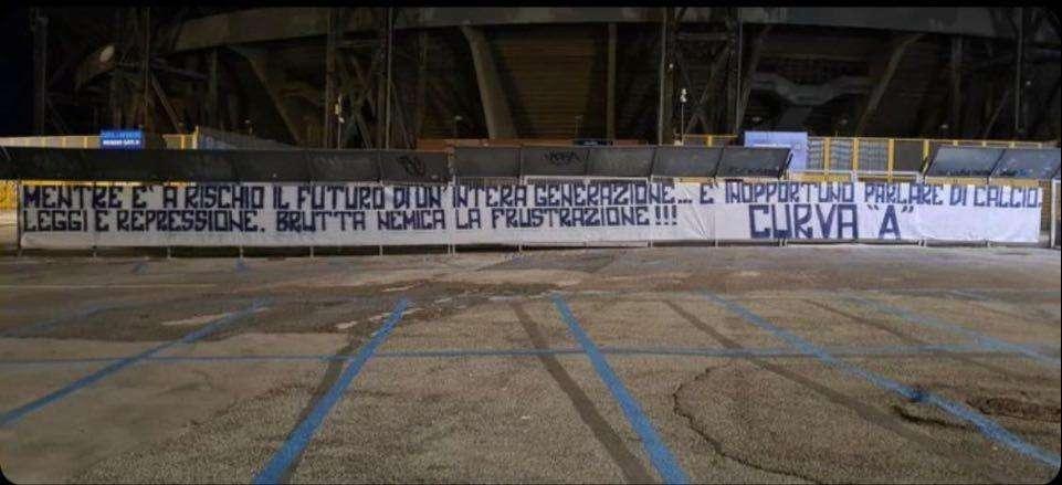 FOTO - Striscione Curva A al San Paolo: "A rischio il futuro di una generazione, inopportuno parlare di calcio!"