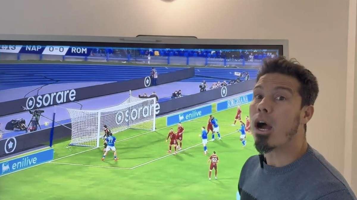 Hernanes consiglia Kvara: "Non si colpisce così di testa, guarda come si fa"