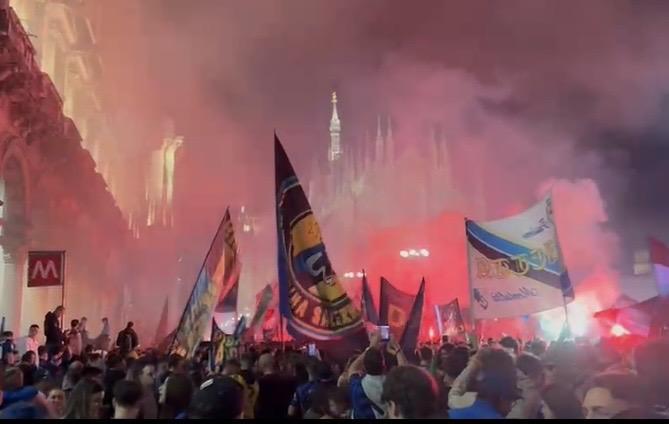 Scudetto Inter, giocatori al Duomo: in migliaia in festa tra cori e fuochi 