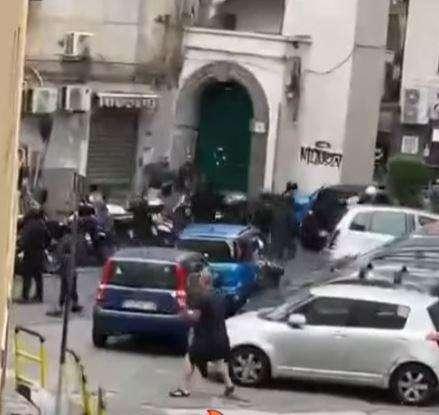 Ricostruzione scontri a Napoli: aggressioni, volati tavolini e sedie, danni a negozi e auto