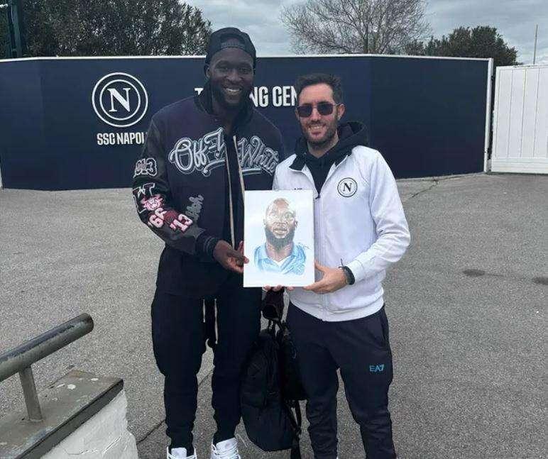 Il disegnatore Ascione consegna un ritratto a Lukaku: "Era molto sereno, c'è un bel clima"