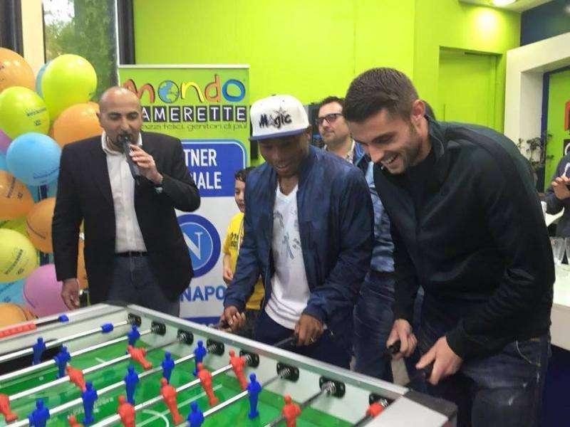 FOTO - Zuniga e David Lopez, mattinata di calcio balilla da "Mondo Camerette"