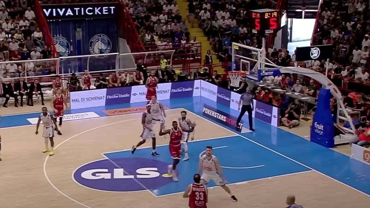 Terza vittoria per il Napoli Basket, coach Valli: "Vittoria da dentro o fuori, ma è lunghissima"