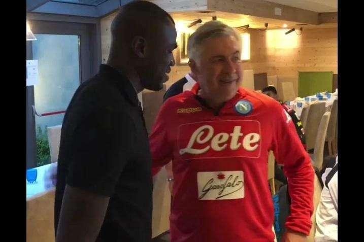 VIDEO - Koulibaly incontra Ancelotti, l'umiltà del mister: "Il piacere è mio, te lo dico io!"