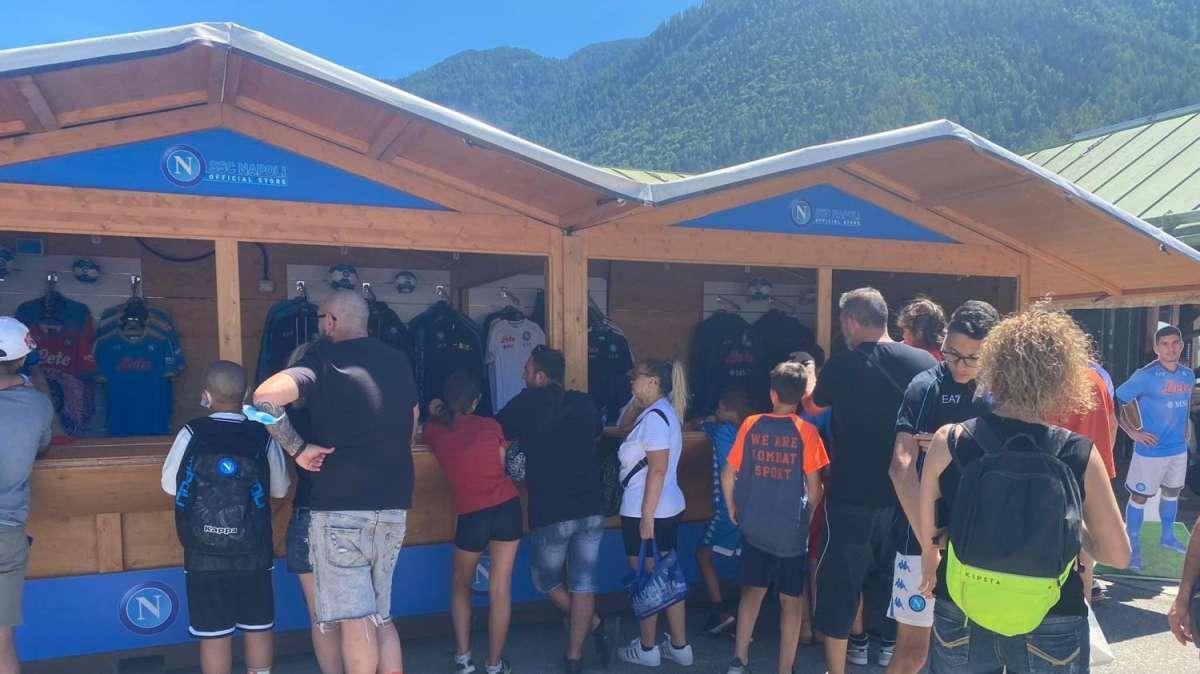 FOTO TN - Affluenza anche allo store SSCNapoli, pur senza i nuovi materiali