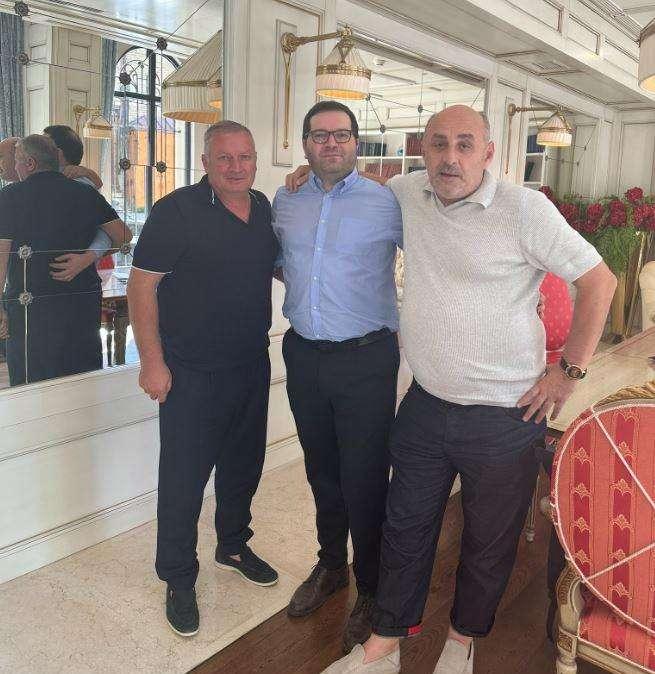 FOTO - Kvara, il giornalista col papà e l’agente: “Sono contenti, rinnovo quando il club lo vorrà”