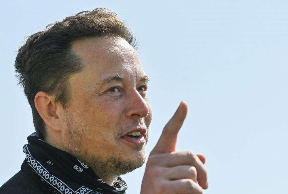 Clamoroso annuncio di Elon Musk su Twitter: "Compro il Manchester United"
