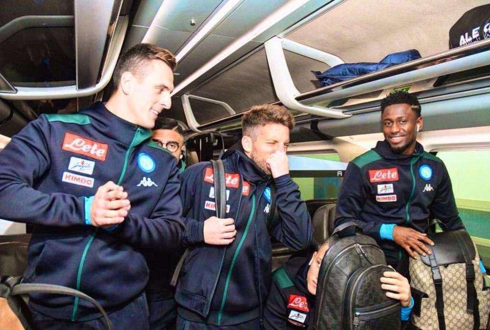 FOTO - "Secondo voi chi ha scoreggiato?", Mertens scherza con i tifosi su Instagram con una foto sul treno per Firenze