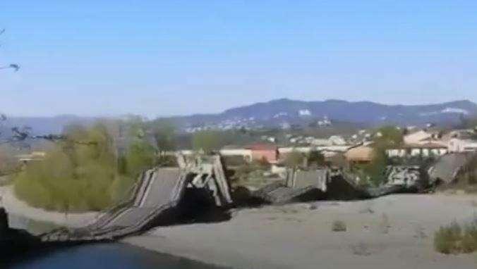 Massa Carrara, crolla ponte sulla SP70: coinvolti due furgoni