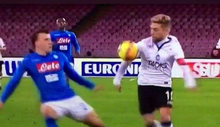 FOTO - Gol di Gomez viziato da tocco col braccio, Pistocchi: "Aspiranti moviolisti ed addetti al Var ne abbiamo?"