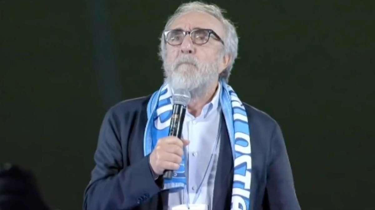 La preghiera di Silvio Orlando alla festa Scudetto diventa virale: “Non ci indurre in penalizzazioni…”