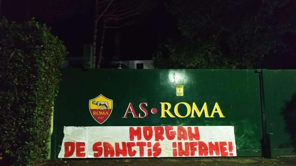 FOTO - Roma, bufera sull'ex azzurro De Sanctis: "Infame, vattene!"