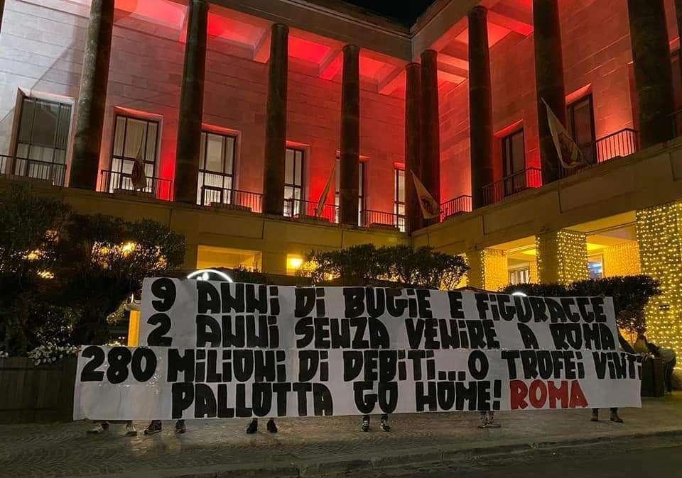 FOTO - Roma, tifosi furiosi con Pallotta: "9 anni di figuracce, 280mln di debiti e 0 trofei, go home!"
