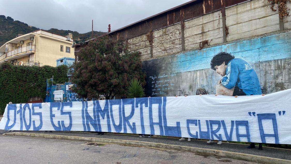 FOTO - "D10S es immortal", lo striscione della Curva A esposto al Centro Paradiso