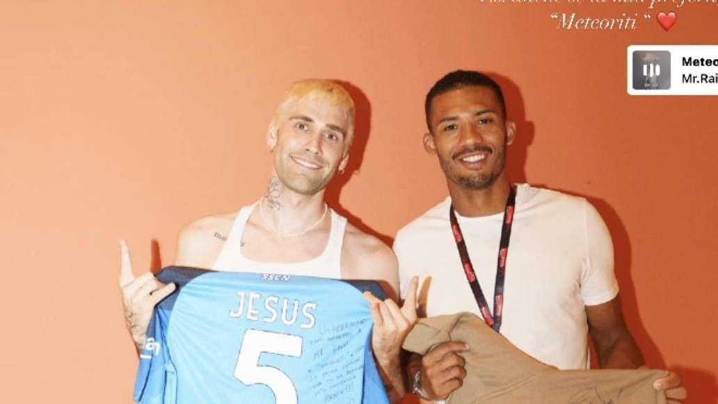 FOTO - Juan Jesus al concerto di Mr. Rain: simpatico scambio di maglia tra i due