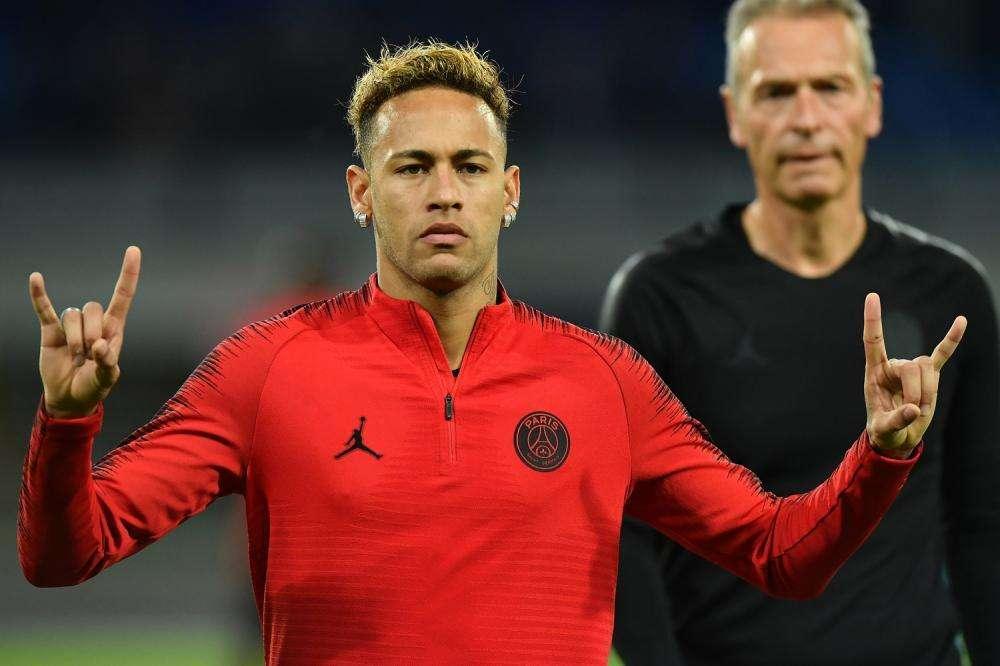 Brasile-Camerun 1-0 al 45', brutte notizie per il PSG: Neymar fuori dopo 8 minuti, si teme stiramento