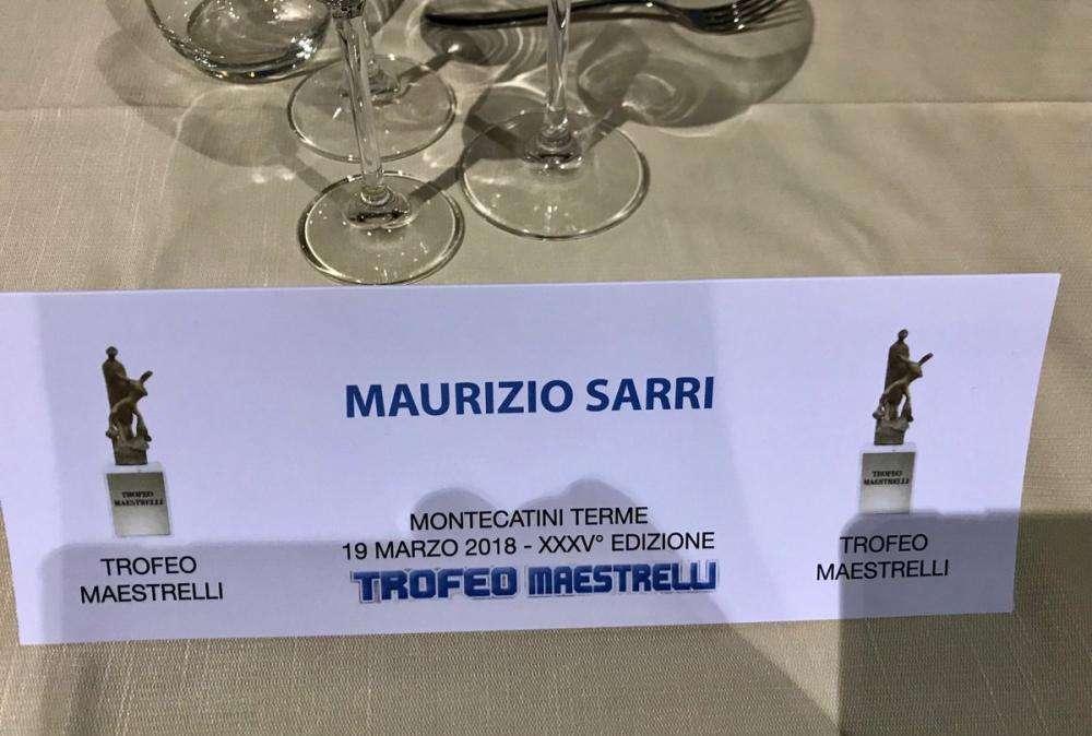FOTO - Sarri riceverà tra poco il premio Maestrelli, ecco la targhetta al tavolo del mister