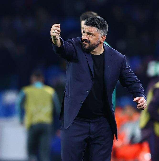 Minuto di raccoglimento e abbraccio a Gattuso: momento emozionante a Castel Volturno 