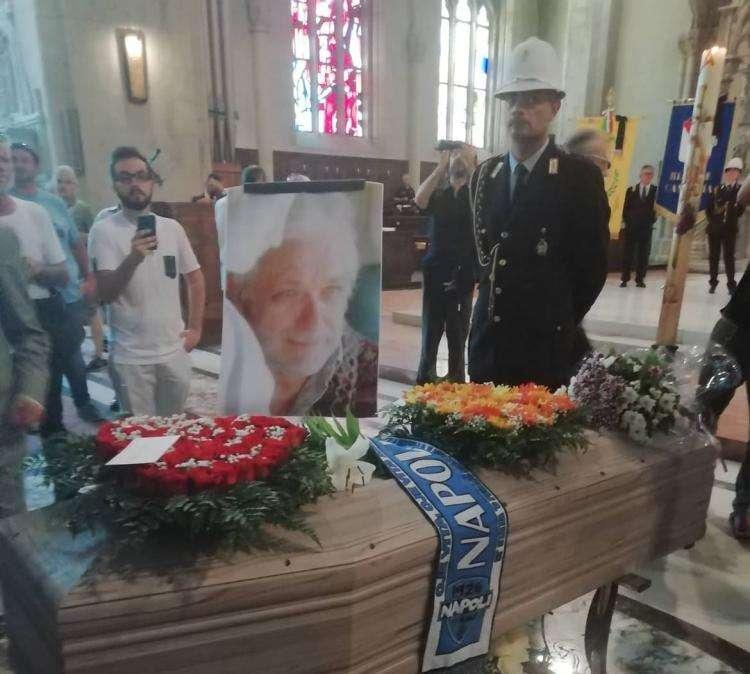 FOTO - Funerali De Crescenzo, sulla bara c'è anche la sciarpa del Napoli