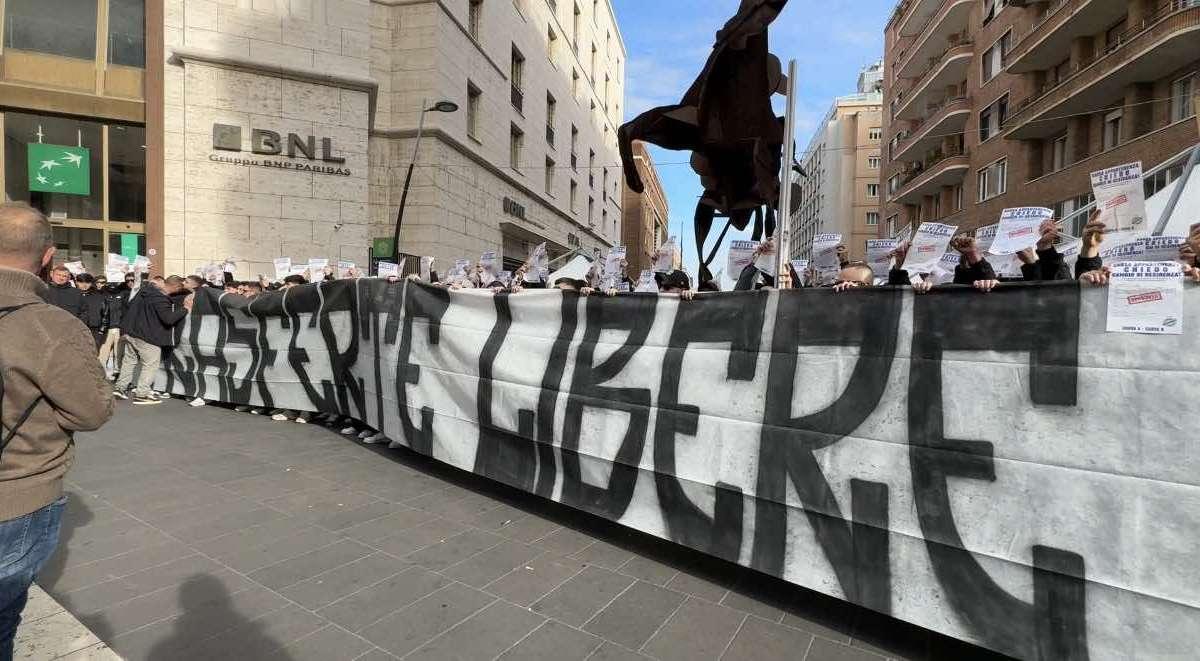 Protesta ultrà in centro città contro i divieti ai residenti in Campania: "Trasferte libere!"