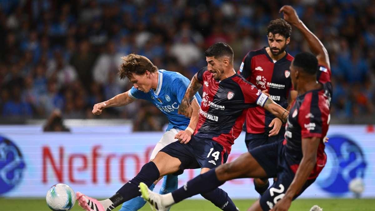 Triplo cambio per il Napoli, De Bruyne molto arrabbiato quasi evita Conte